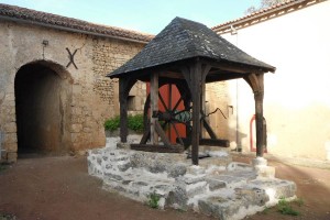 photo du puis cote boulangerie d'assais les jumeaux